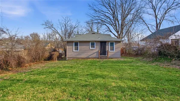 $213,900 | 1017 East Smith Avenue, Independence, MO 64050