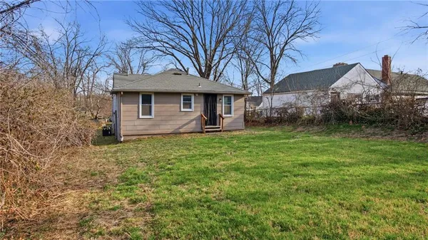 $213,900 | 1017 East Smith Avenue, Independence, MO 64050