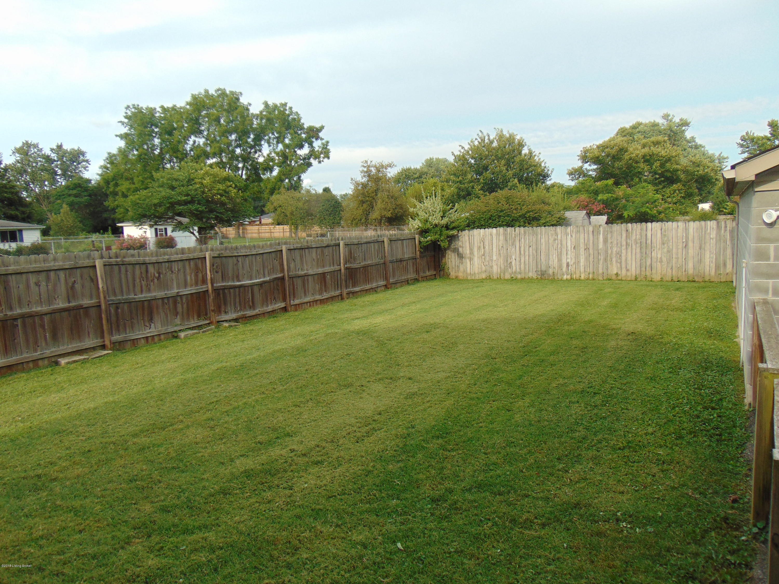 4741 Dover Road Louisville, KY 40216 - Photo 18 of 21 Fenced area