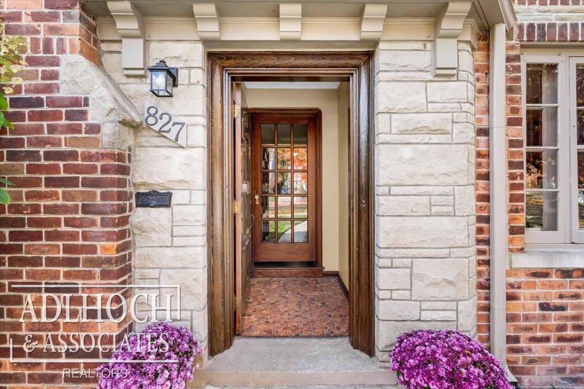 827 Fisher Road Grosse Pointe, MI 48230 - Photo 3 of 53 50193483-83d2a9a1-1175-4ebb-a2bd-6255375c7e38.JPG