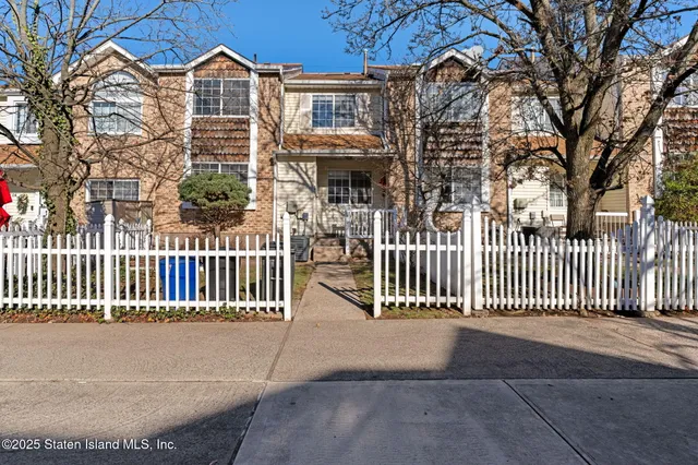 $499,000 | 8 Dreyer Avenue, Unit A | Willowbrook