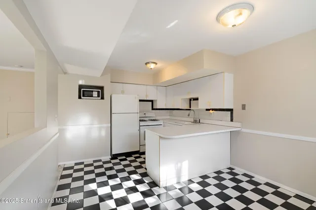 $499,000 | 8 Dreyer Avenue, Unit A | Willowbrook