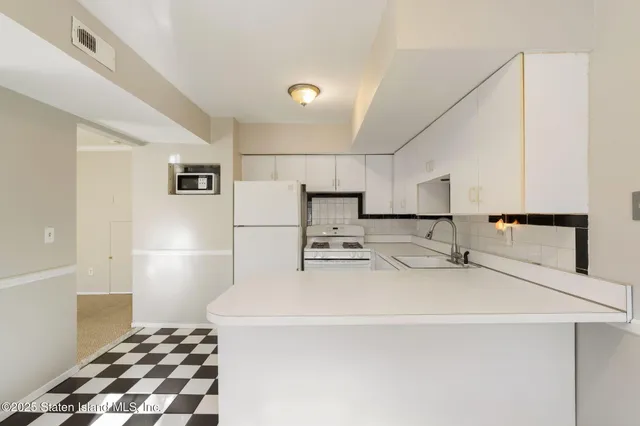 $499,000 | 8 Dreyer Avenue, Unit A | Willowbrook