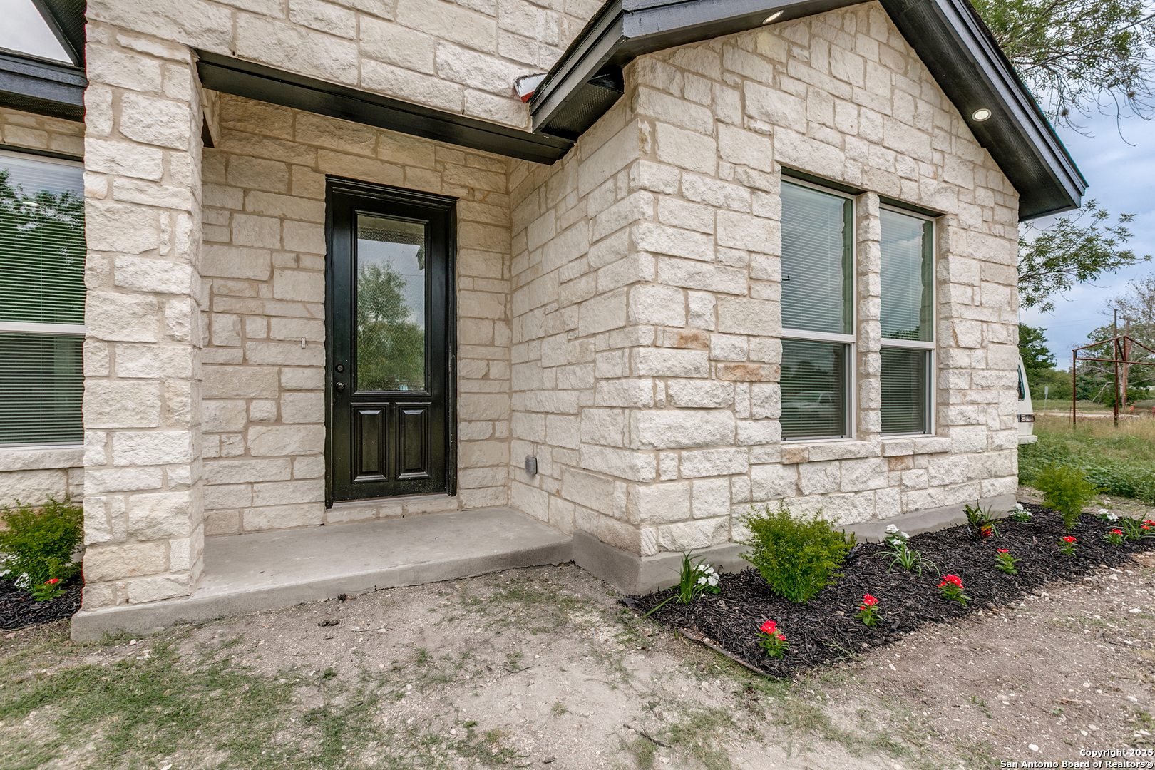 3367 Roland Road San Antonio, TX 78210 - Photo 3 of 28