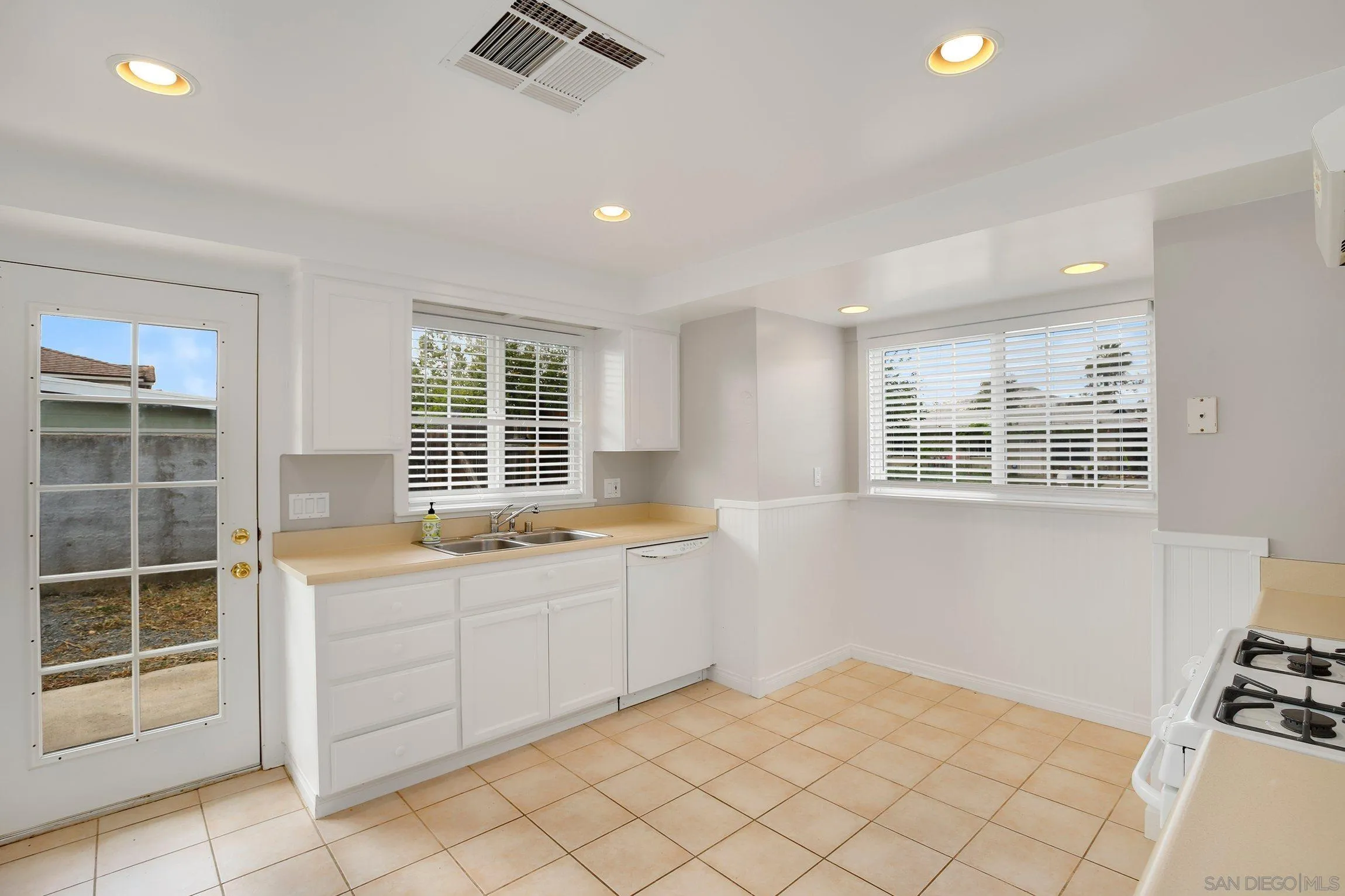 13647 Somerset Road Poway, CA 92064 - Photo 7 of 25