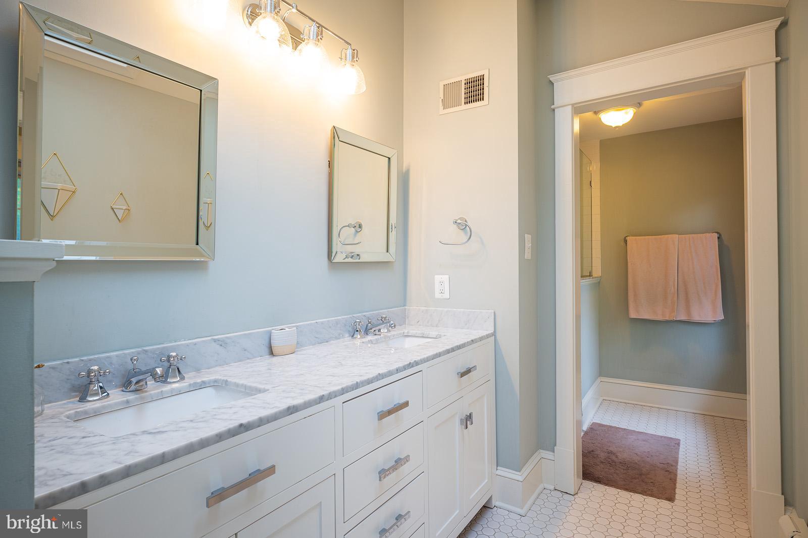 2531 Key Boulevard Arlington, VA 22201 - Photo 17 of 34 En-Suite Master Bathroom