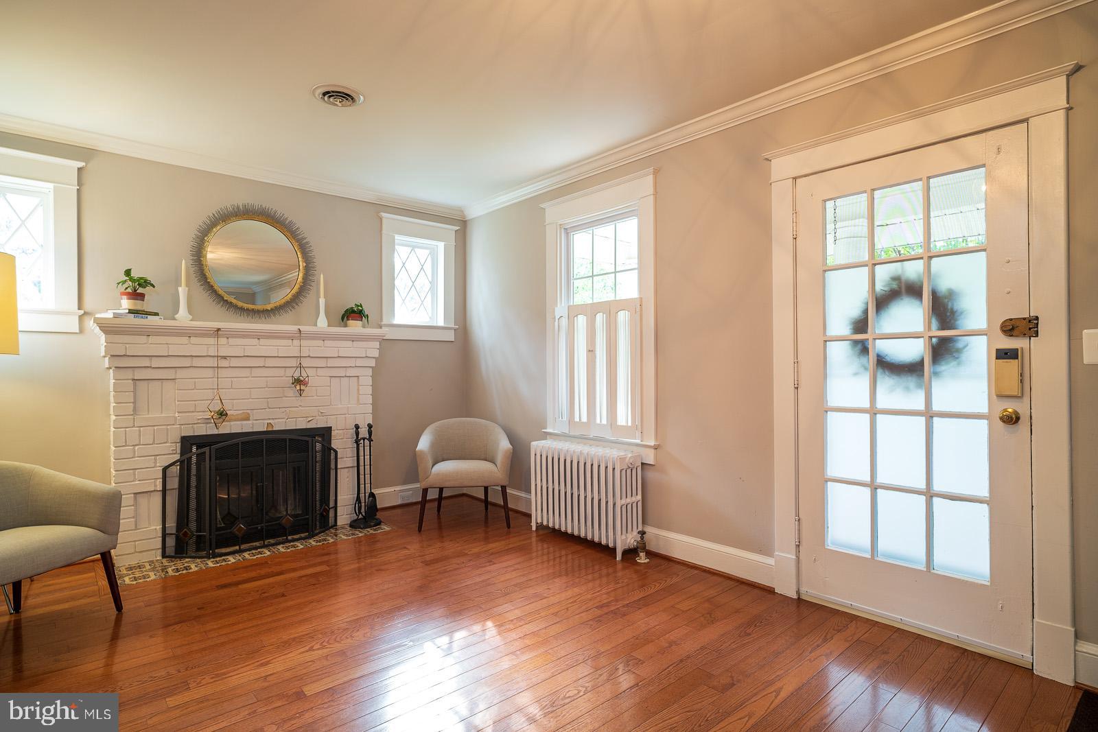 2531 Key Boulevard Arlington, VA 22201 - Photo 3 of 34 Inviting Living Room