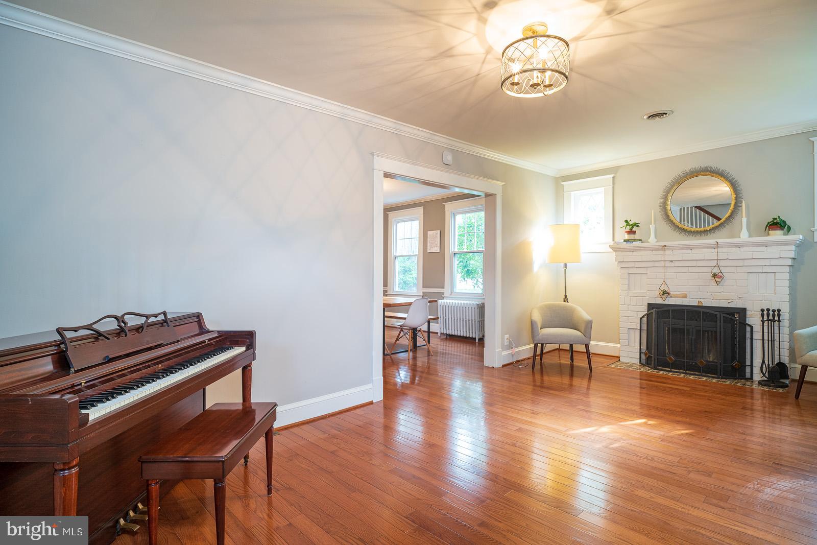 2531 Key Boulevard Arlington, VA 22201 - Photo 4 of 34 Inviting Living Room