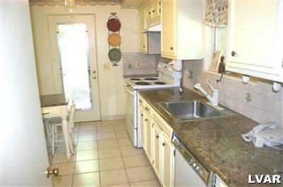 3525 Altonah Road Bethlehem, PA 18017 - Photo 5 of 16 Kitchen with granite counters
