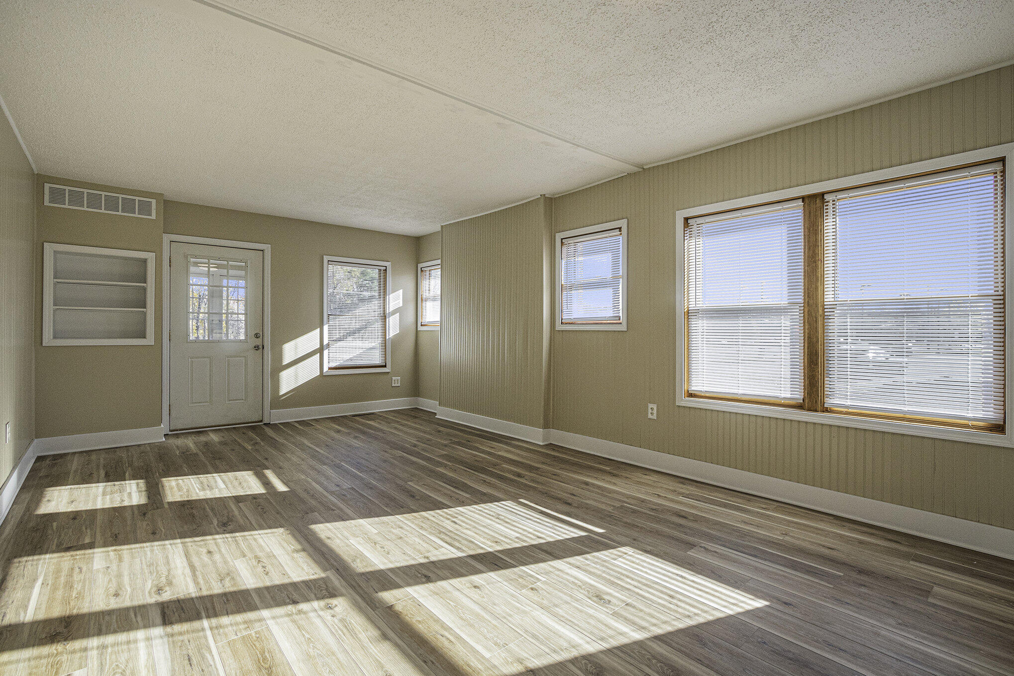 1540 Pipestone Road Benton Harbor, MI 49022 - Photo 8 of 28 Living Room