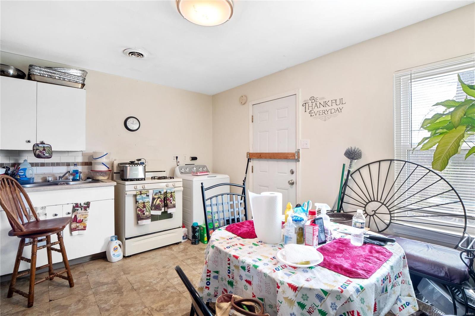 817 St Matthew Drive East St. Louis, IL 62206 - Photo 3 of 5