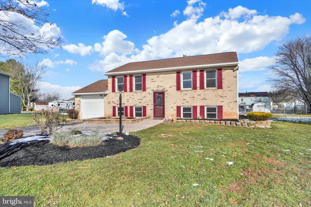 $299,900 | 3046 Greenfield Drive, Dover, PA 17315