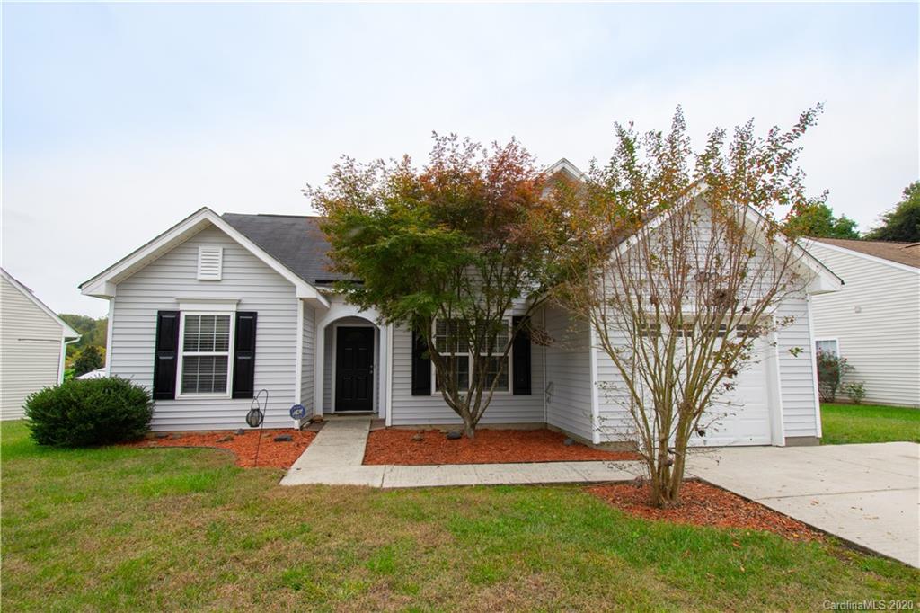 7016 Blithe Low Place Charlotte, NC 28273 - Photo 2 of 15 a front view of a house with yard and green space