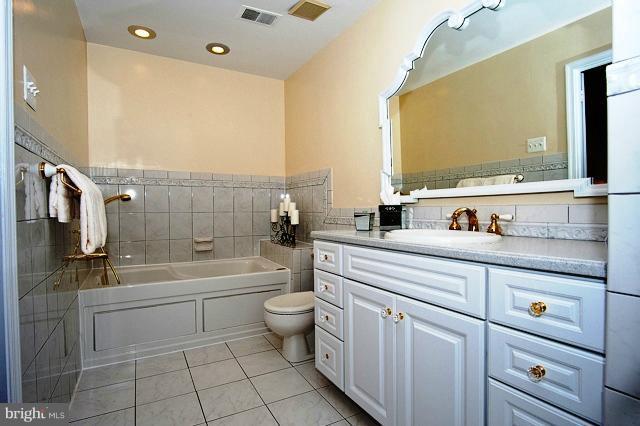 1810 Batten Hollow Road Vienna, VA 22182 - Photo 13 of 30 Bath (Master)