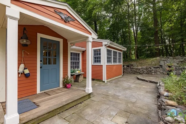 a view of a house with backyard and trees