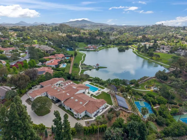 an aerial view of lake residential house with outdoor space and lake view