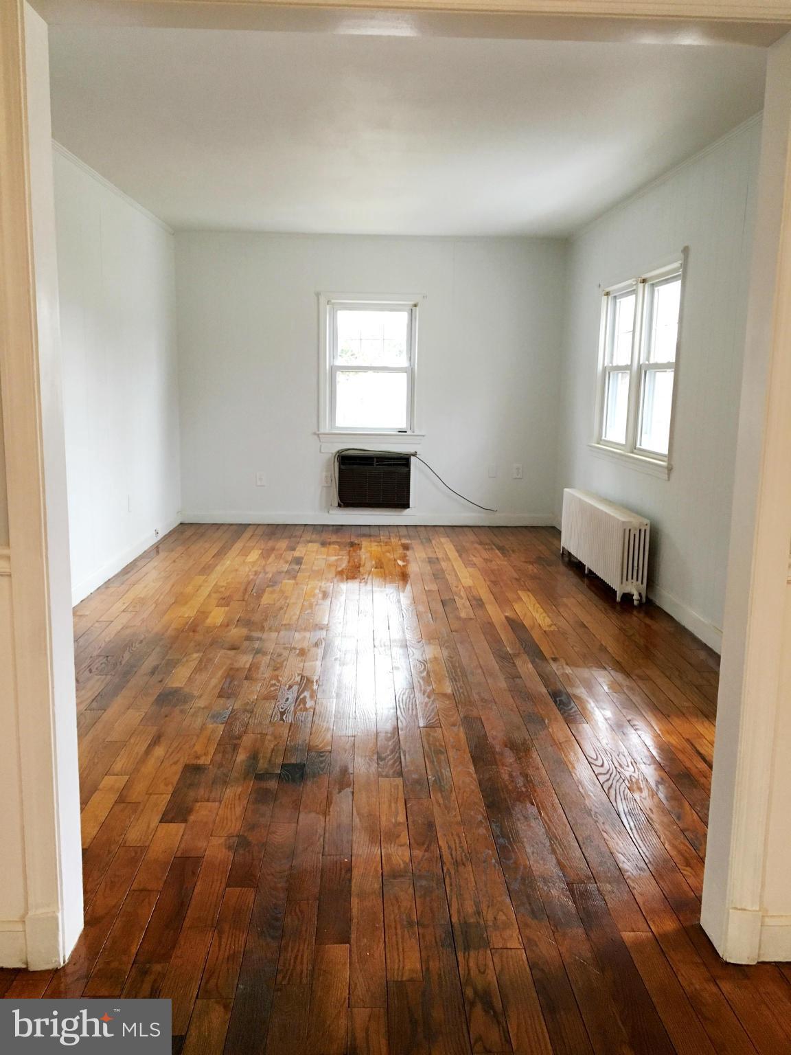 318 Oakwood Road Edgewater, MD 21037 - Photo 8 of 28 Living Room
