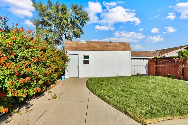a view of backyard with garden
