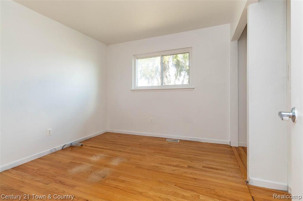 33817 Ryan Road Sterling Heights, MI 48310 - Photo 13 of 32