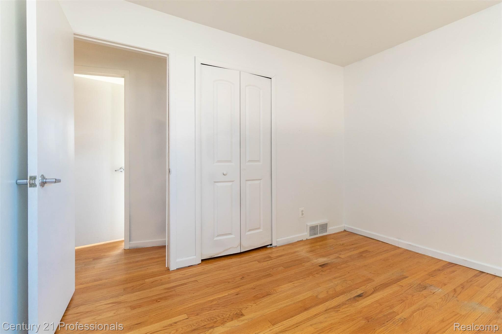 33817 Ryan Road Sterling Heights, MI 48310 - Photo 17 of 32 Bedroom