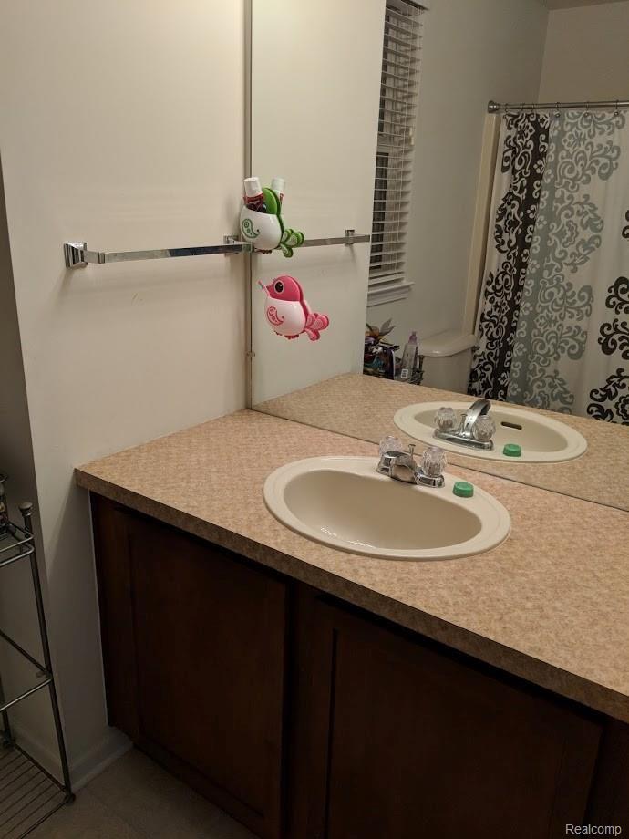 911 Deer Valley Road Holly, MI 48442 - Photo 25 of 36 girls bath.jpg