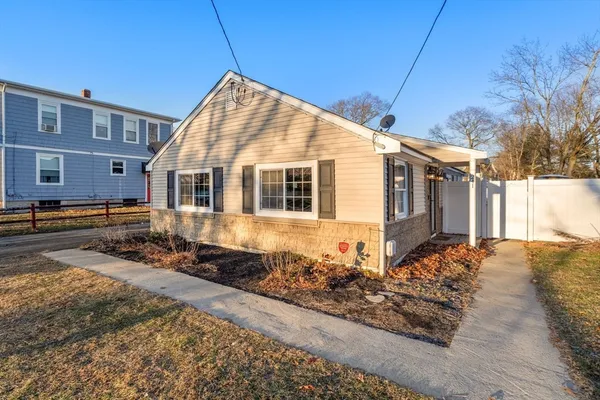 $400,000 | 241 Mendon Road, Attleboro, MA 02703