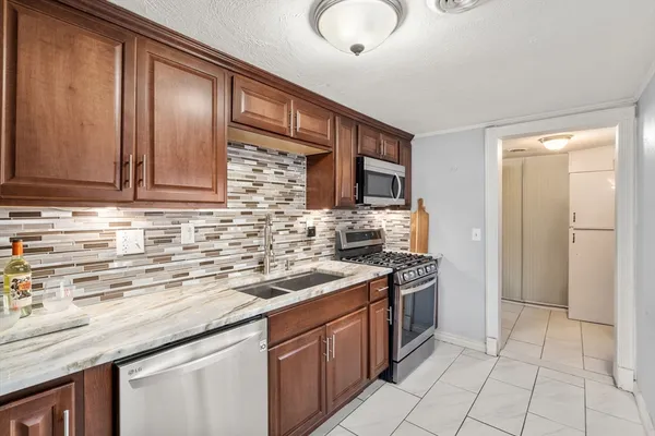 $400,000 | 241 Mendon Road, Attleboro, MA 02703