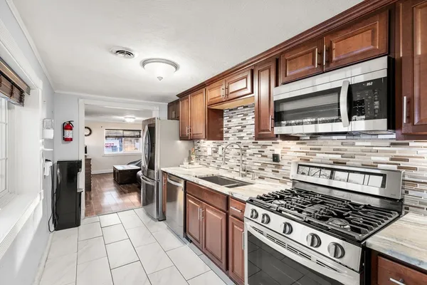 $400,000 | 241 Mendon Road, Attleboro, MA 02703