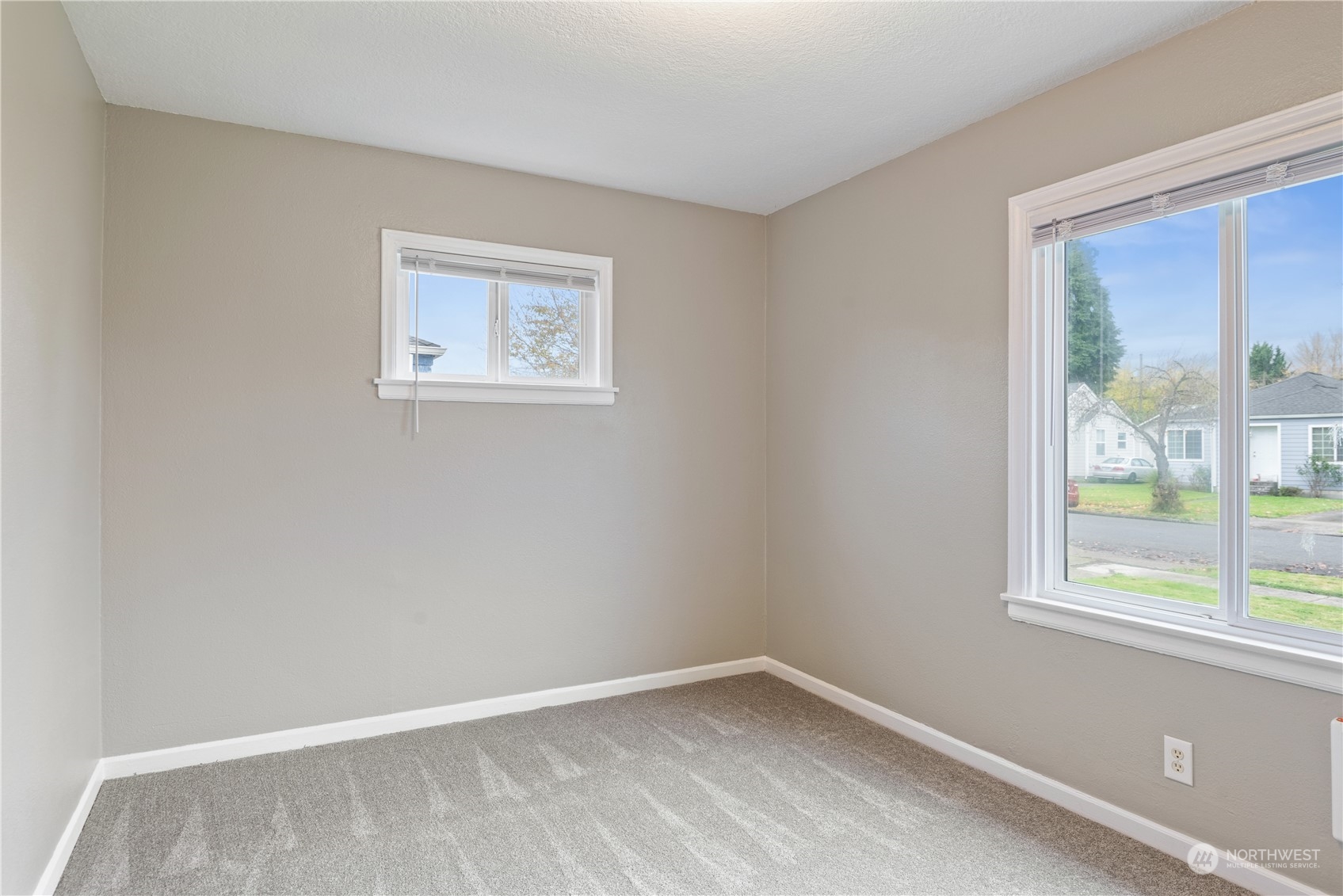 3153 Florida Street Longview, WA 98632 - Photo 18 of 27 an empty room with a window
