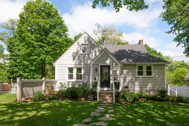 a view of a house with backyard and garden
