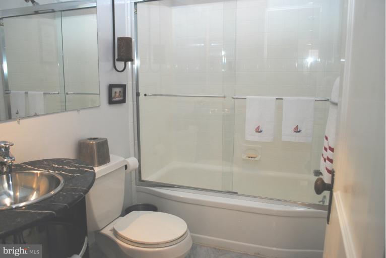 7906 Chelton Road Bethesda, MD 20814 - Photo 14 of 16 Bath