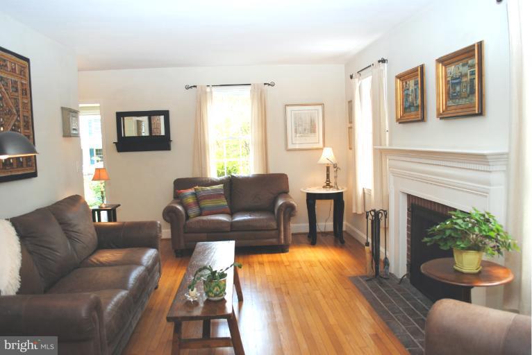 7906 Chelton Road Bethesda, MD 20814 - Photo 5 of 16 Living Room