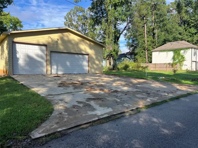 a view of backyard with a garden and trees
