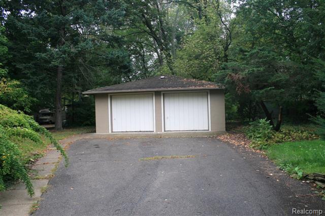 524 Flint Road Brighton, MI 48116 - Photo 3 of 6 2 car detached Garage