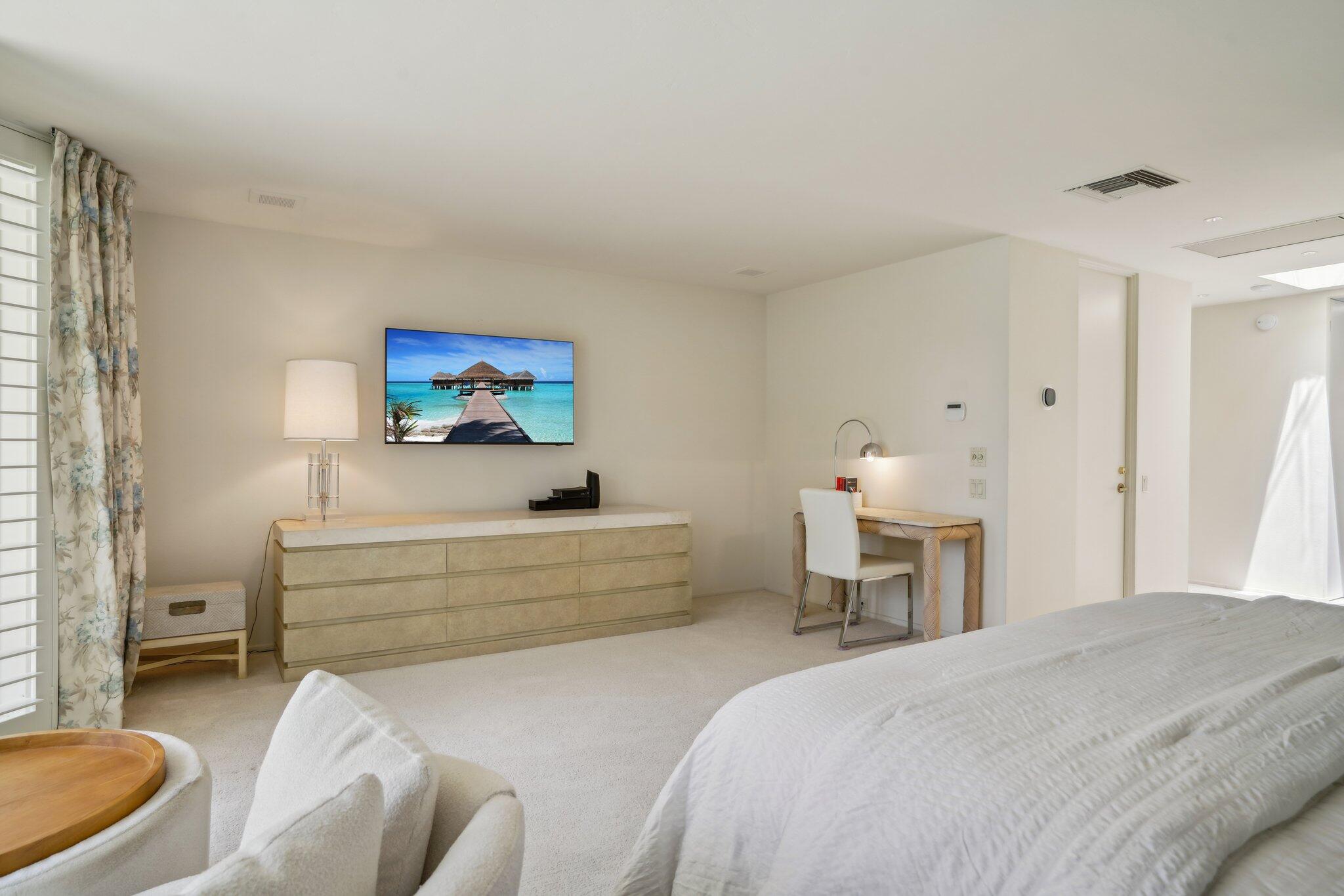 23 Park Lane Rancho Mirage, CA 92270 - Photo 33 of 57 a spacious bedroom with a bed and a couch