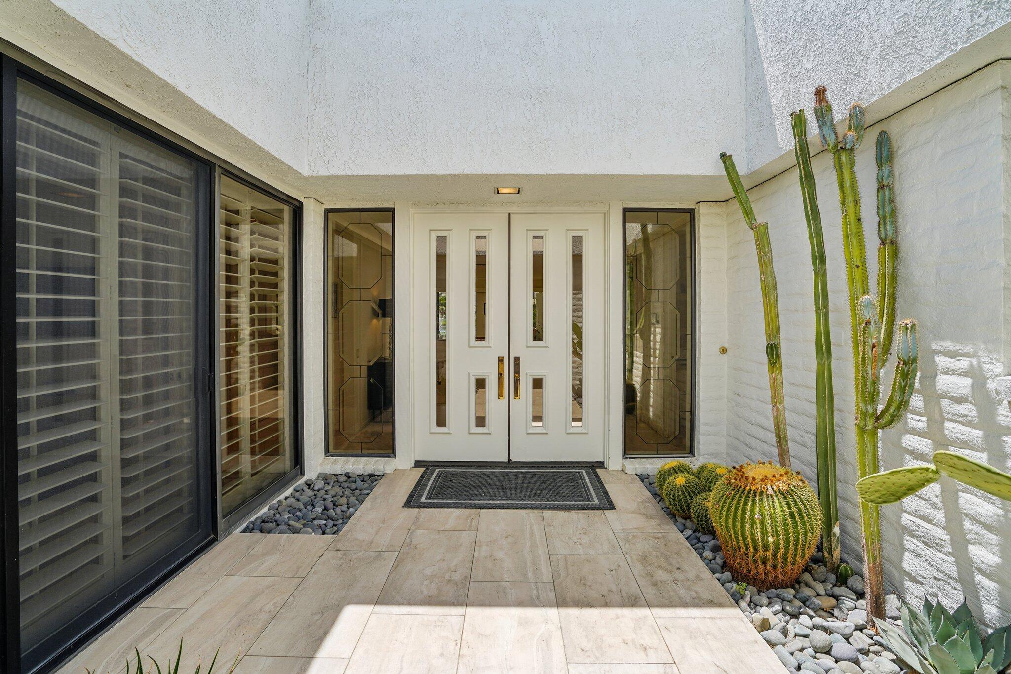 23 Park Lane Rancho Mirage, CA 92270 - Photo 6 of 57 Front courtyard
