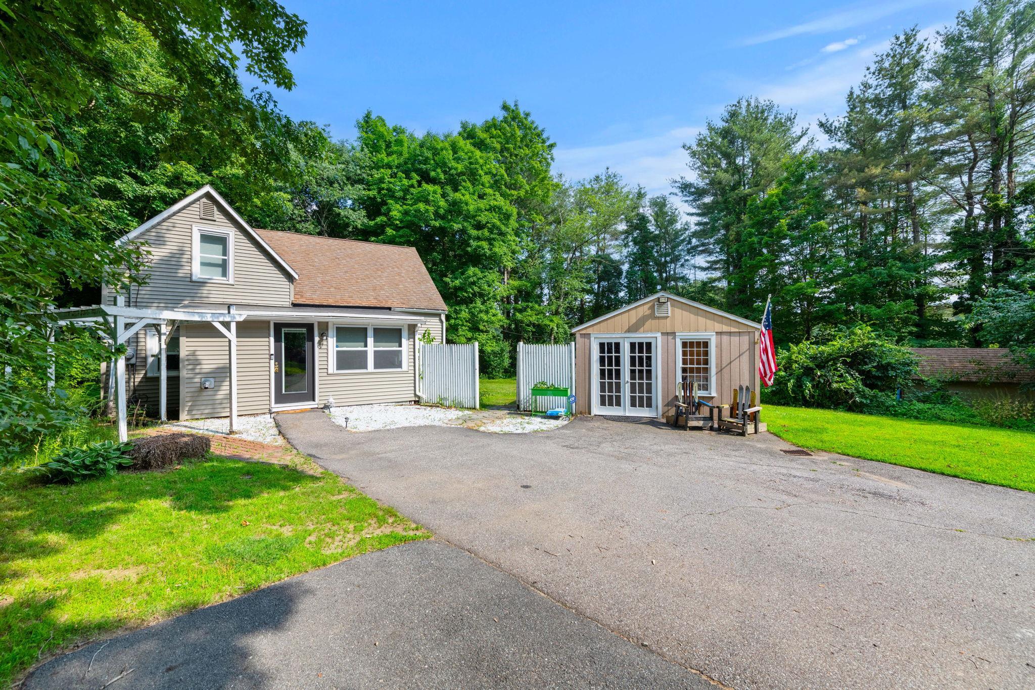 39 Newfields Road Exeter, NH 03833 - Photo 2 of 28