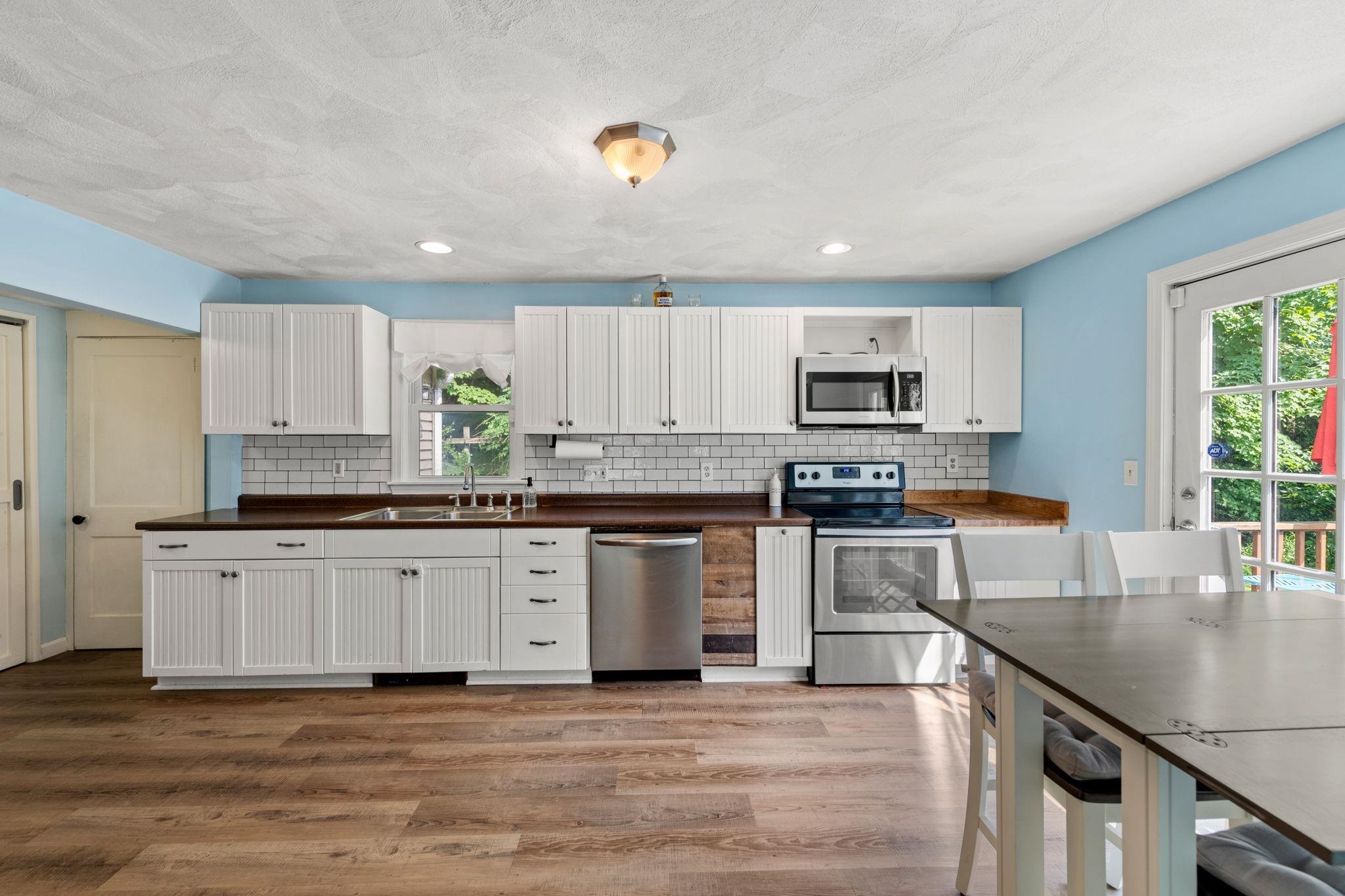 39 Newfields Road Exeter, NH 03833 - Photo 3 of 28