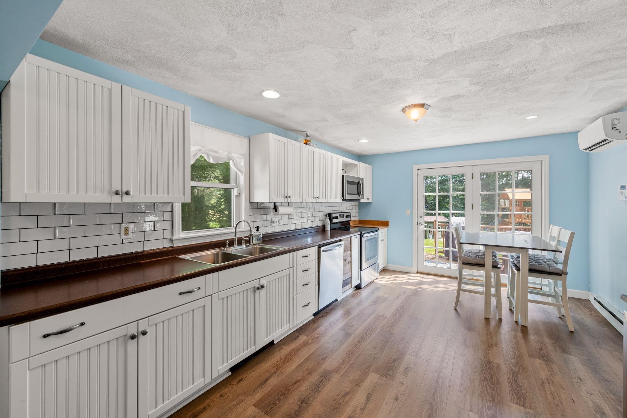 39 Newfields Road Exeter, NH 03833 - Photo 4 of 28