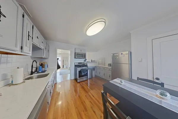 $3,800 | 586 East Broadway, Unit 2, Boston, MA 02127