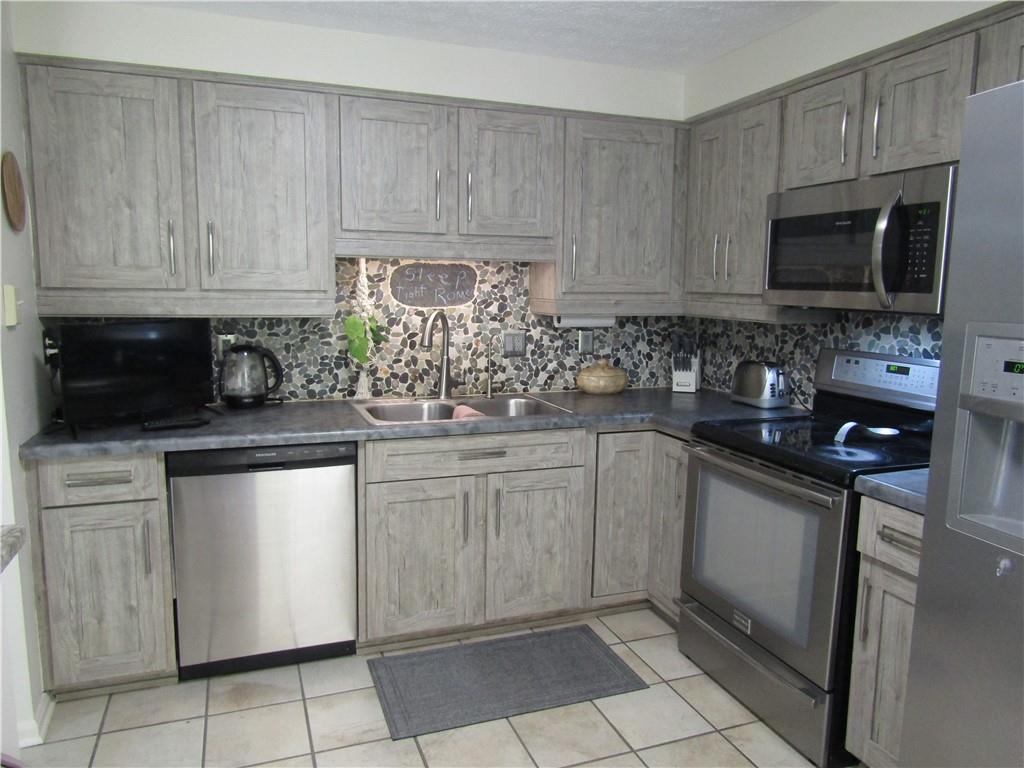 2313 Old Greentree Road Carnegie, PA 15106 - Photo 6 of 23 Gallery Image 6