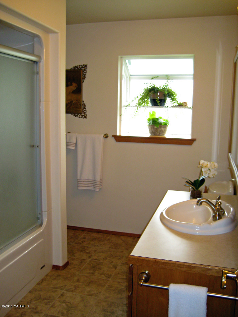 1903 Moore Road Yakima, WA 98908 - Photo 9 of 25 Front Main Bathroom