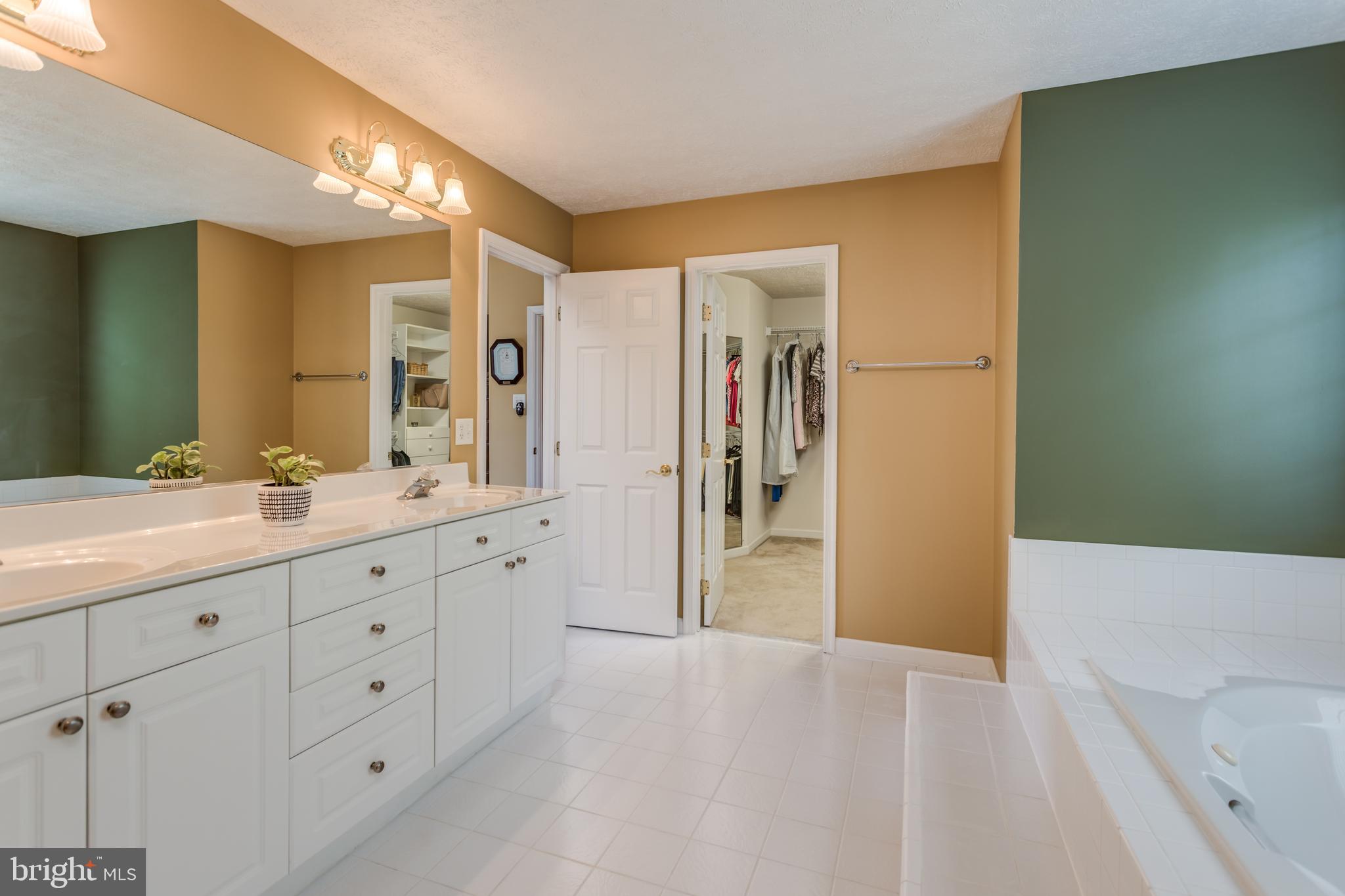 286 Huntersridge Road Winchester, VA 22602 - Photo 20 of 42 Huge Walk-in-Closet and Dressing Area!