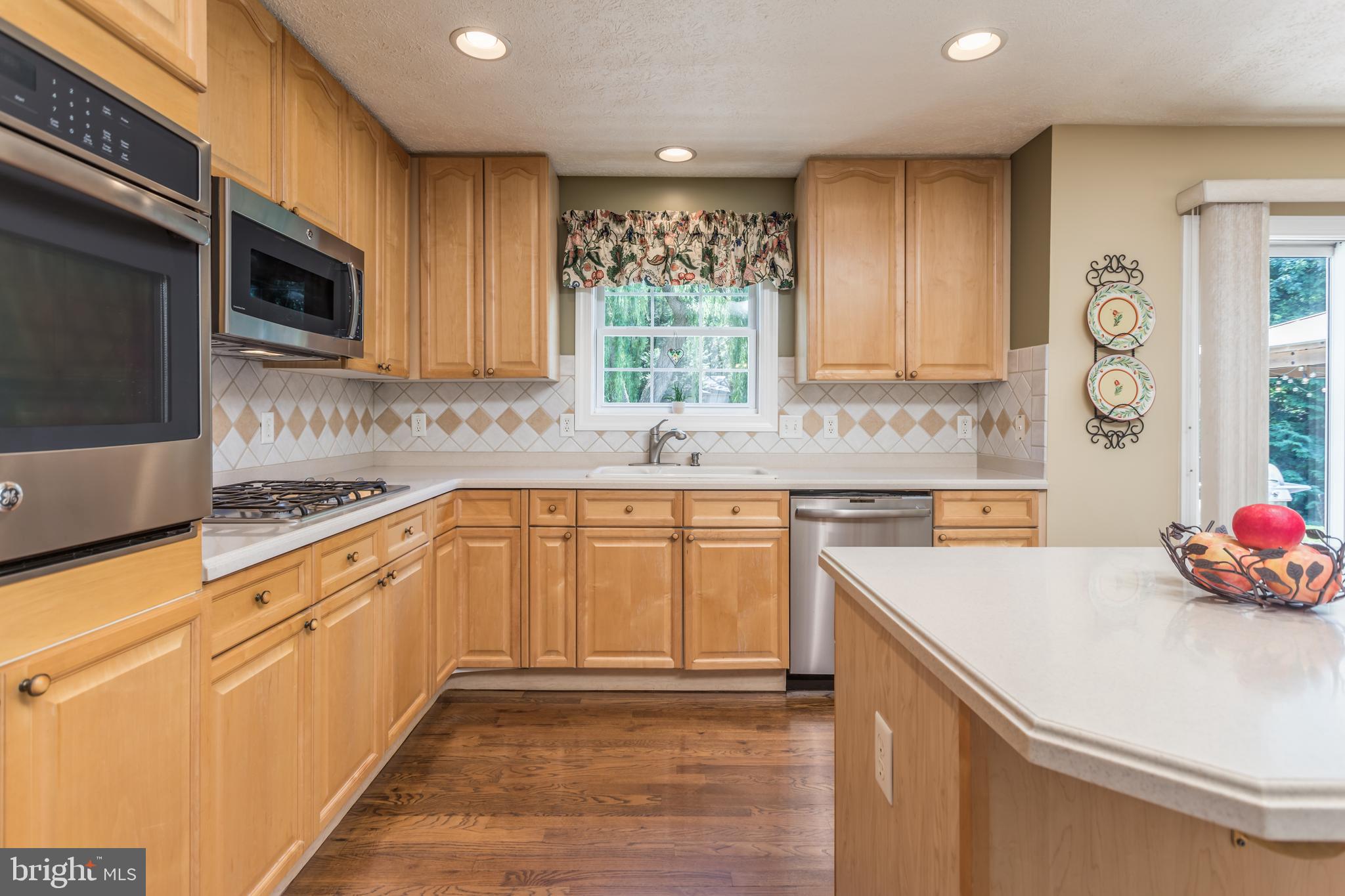 286 Huntersridge Road Winchester, VA 22602 - Photo 8 of 42 Kitchen with Convection Oven/Microwave!