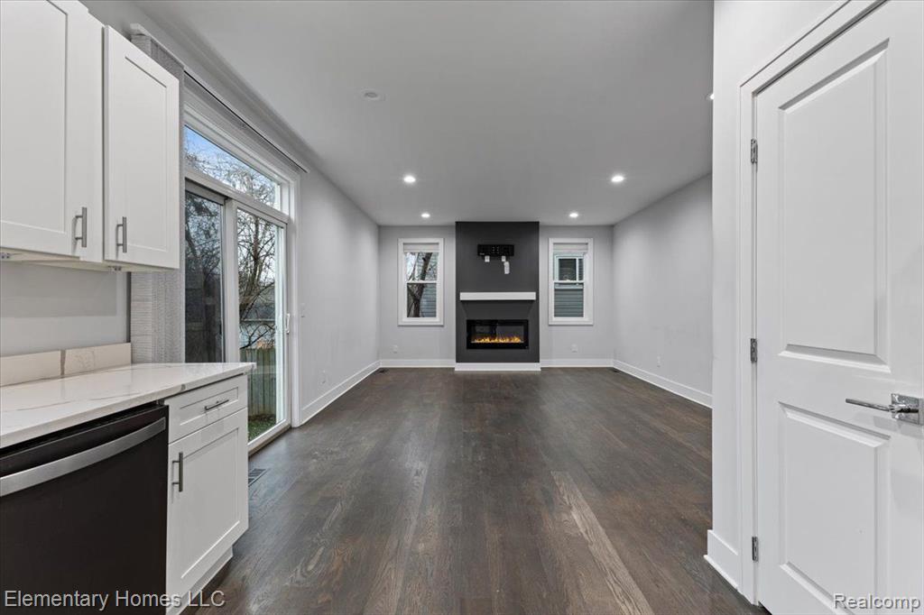 4003 Elmhurst Road Waterford, MI 48328 - Photo 3 of 28