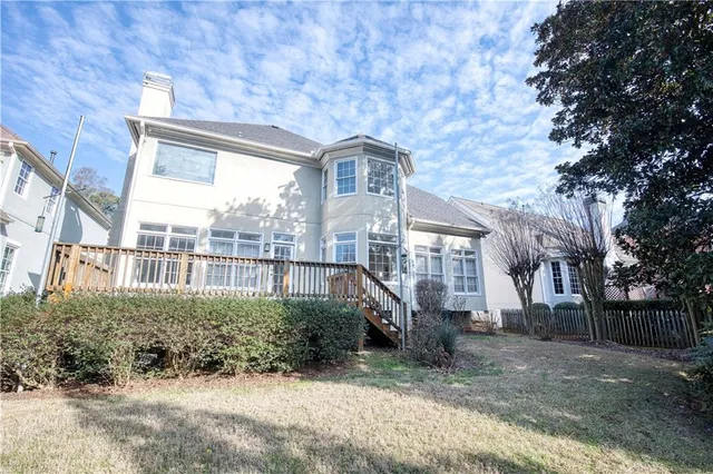 a view of a house with backyard