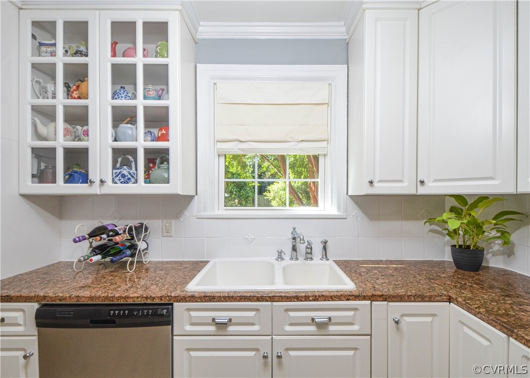 5212 Devonshire Road Richmond, VA 23225 - Photo 19 of 43 Up close with the double sink and glass cabinets