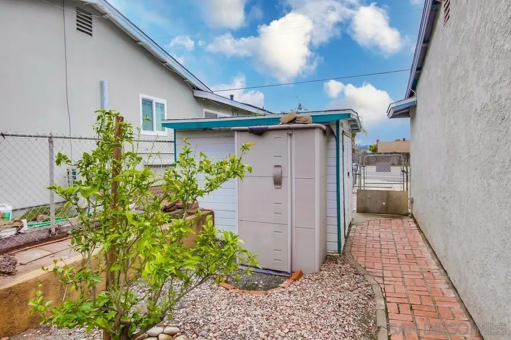 10520 El Nopal Santee, CA 92071 - Photo 29 of 34 a view of a back yard of the house