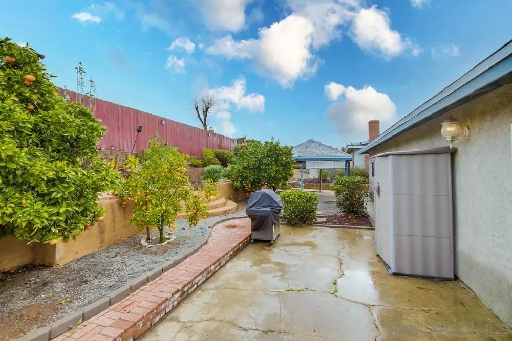 10520 El Nopal Santee, CA 92071 - Photo 31 of 34 a garden view with a seating space