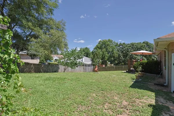 a view of a backyard
